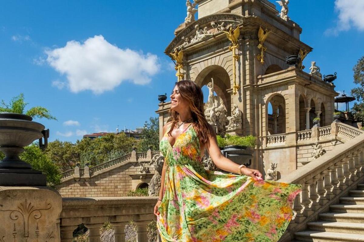 una donna in un abito colorato in piedi davanti a un edificio
