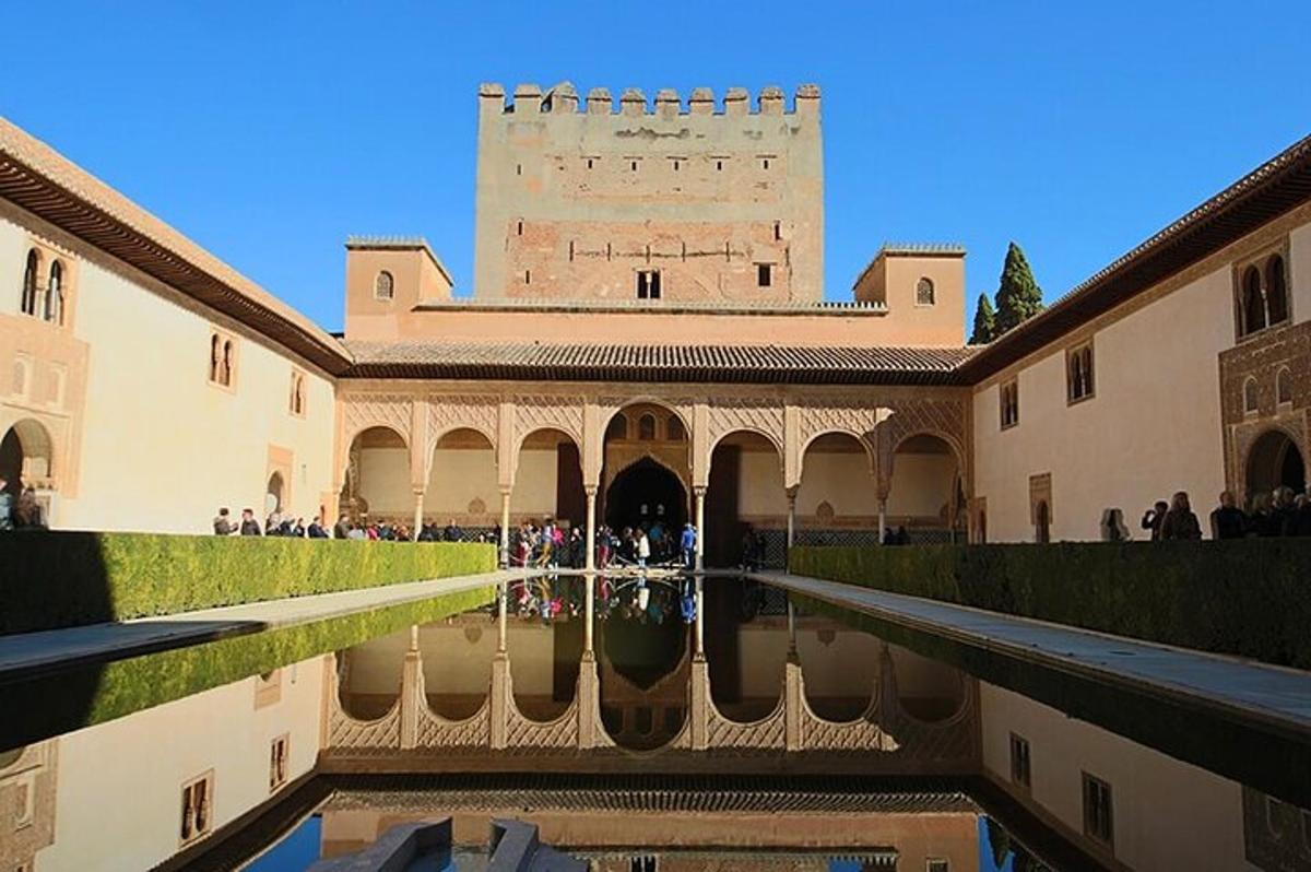 ein Gebäude mit einem Wasserbecken in einem Innenhof