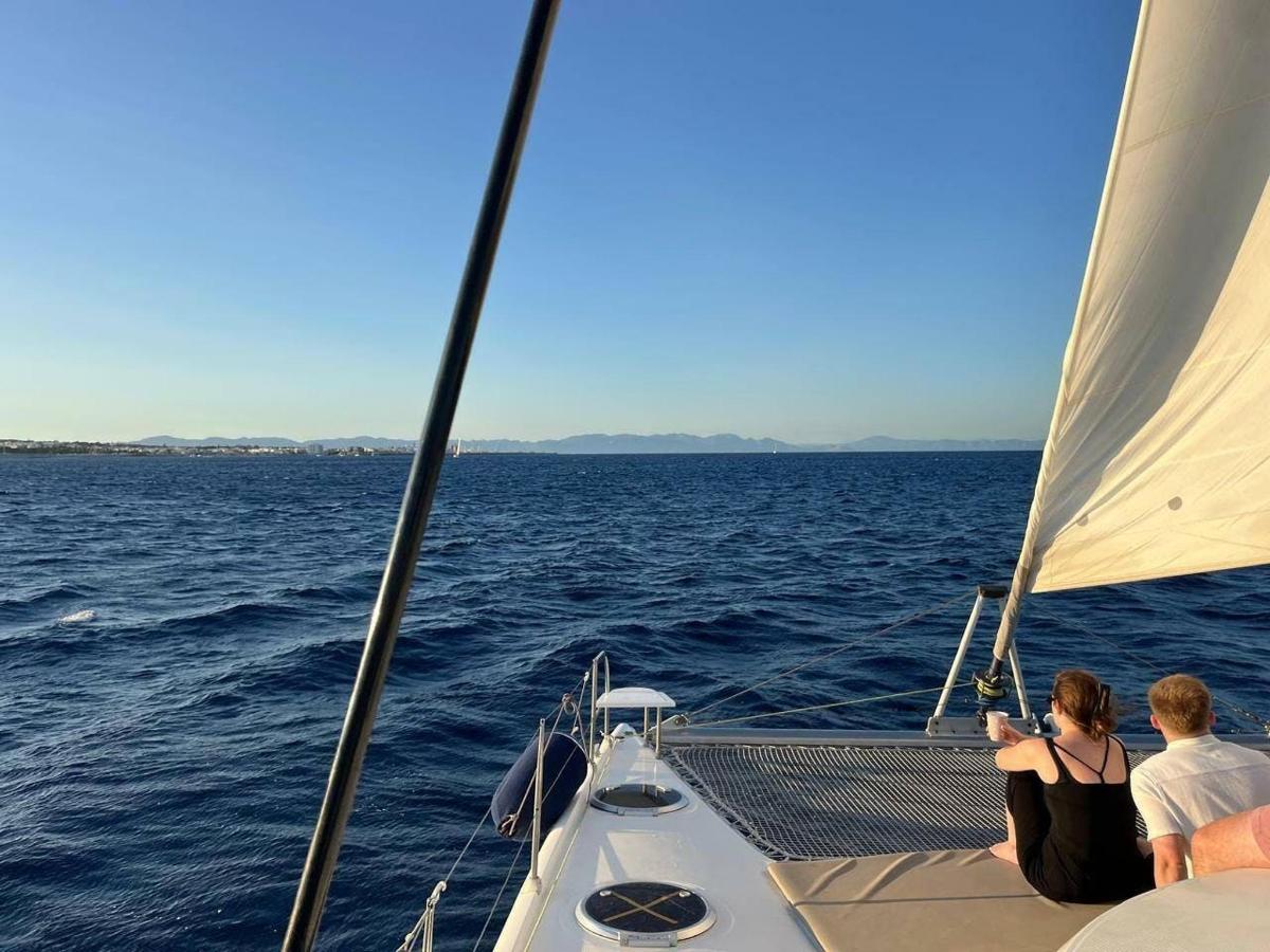 duas pessoas sentadas em um barco na água