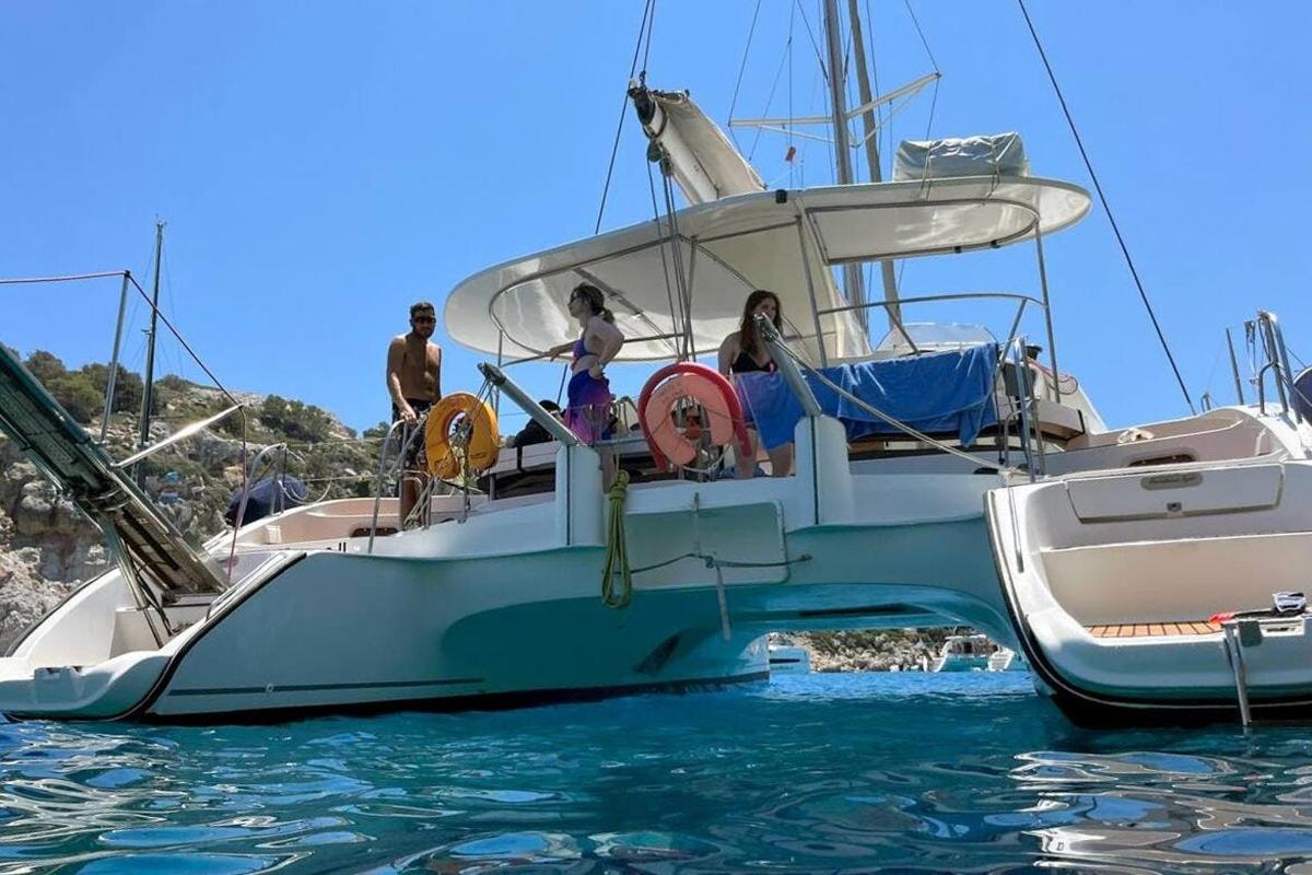 un gruppo di persone su una barca in acqua