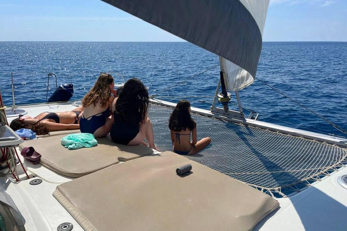un gruppo di ragazze sedute su una barca nell'oceano