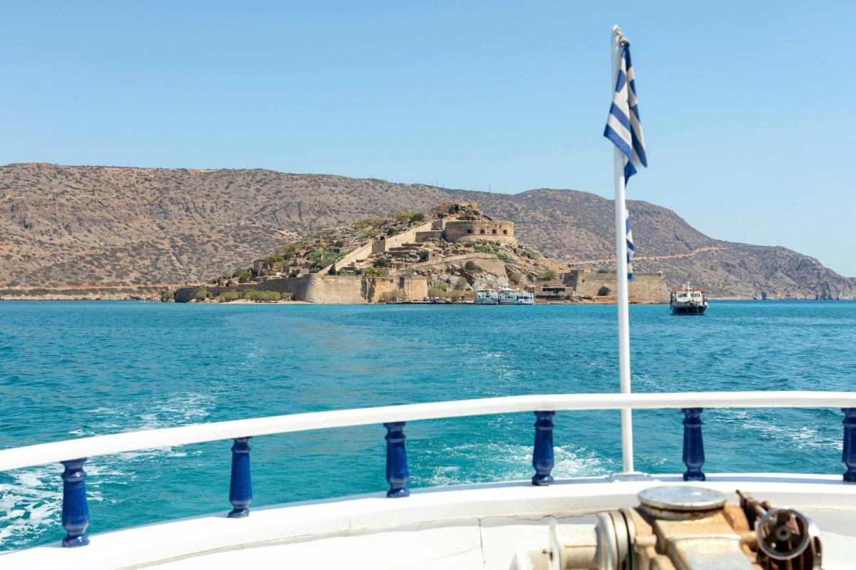 Un barco en el agua con una bandera en el frente