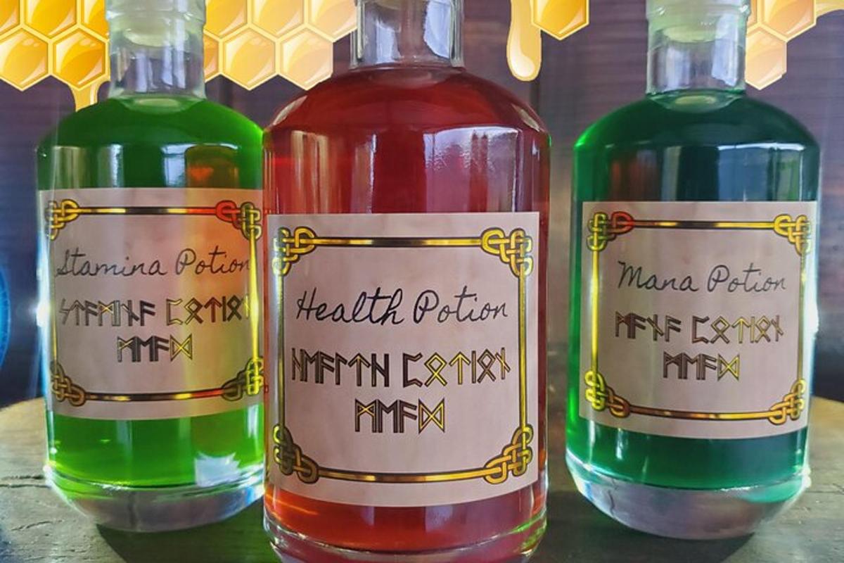 dalawang bote ng alak na nakapatong sa ibabaw ng isang mesa