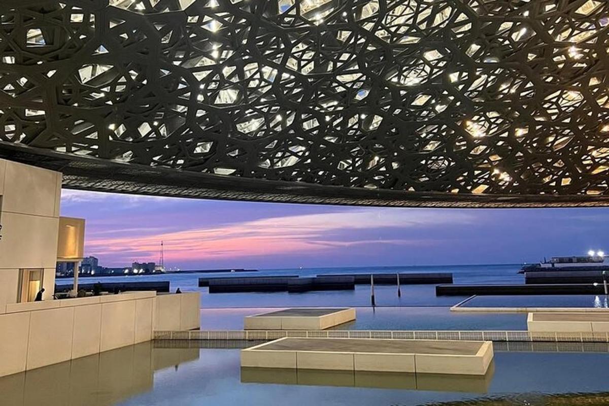 uma representação de um edifício com vista para o oceano