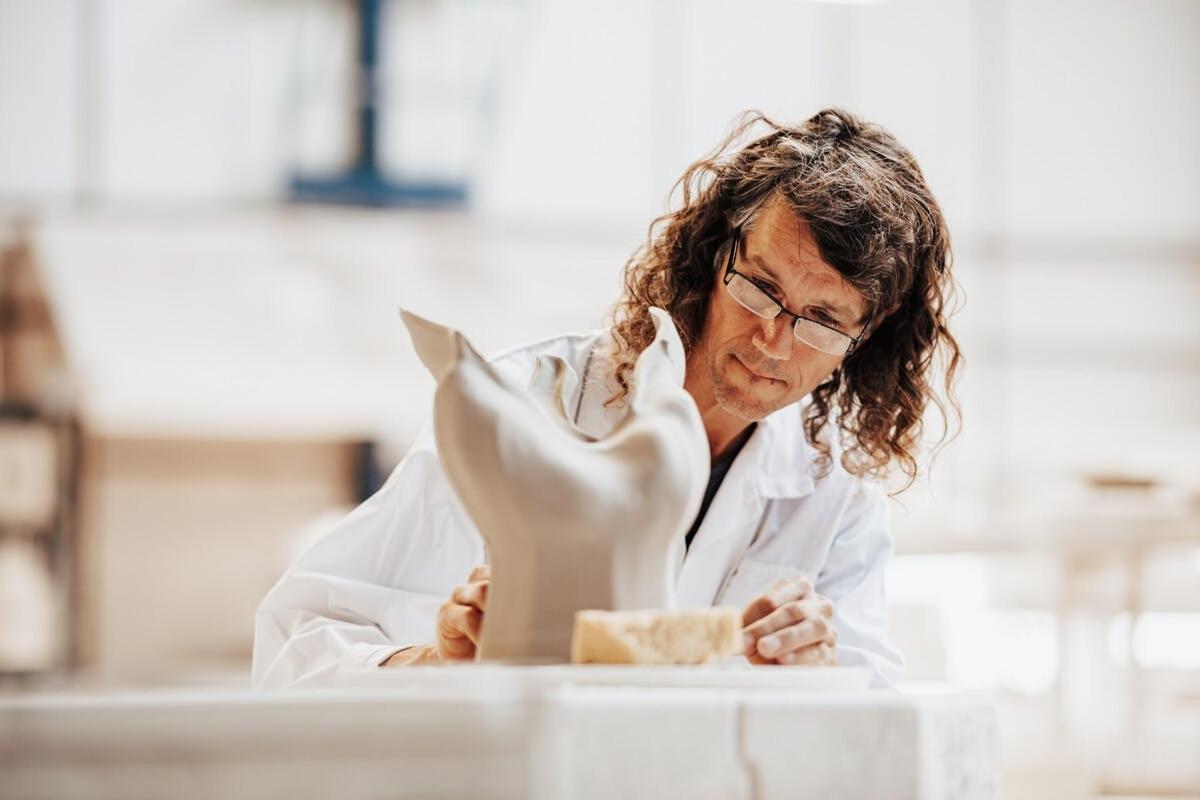 žena v laboratoři pracující na soše