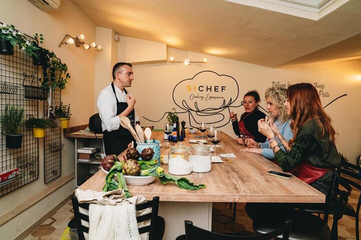 muž stojící u stolu v restauraci