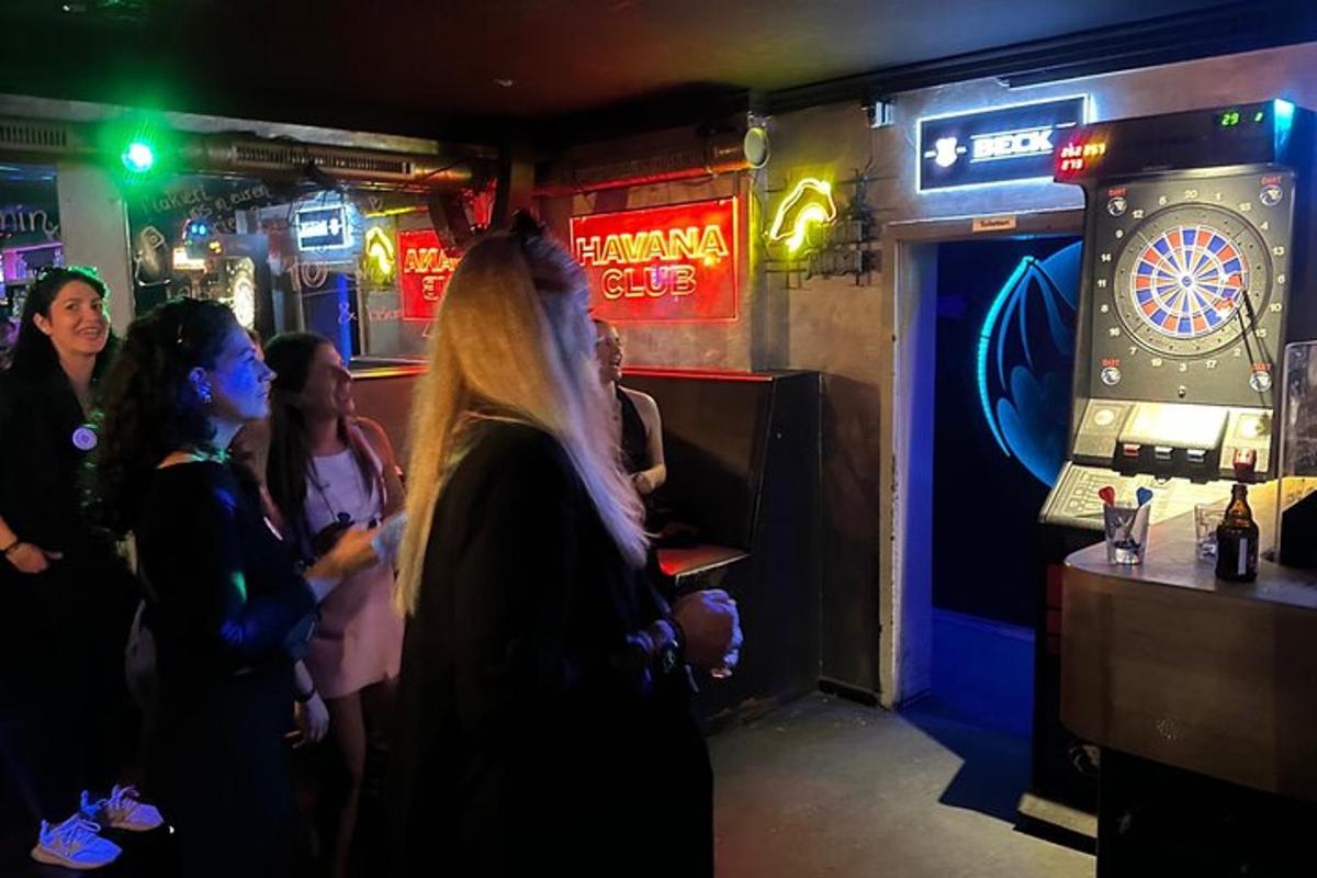 eine Gruppe von Menschen steht in einer Bar