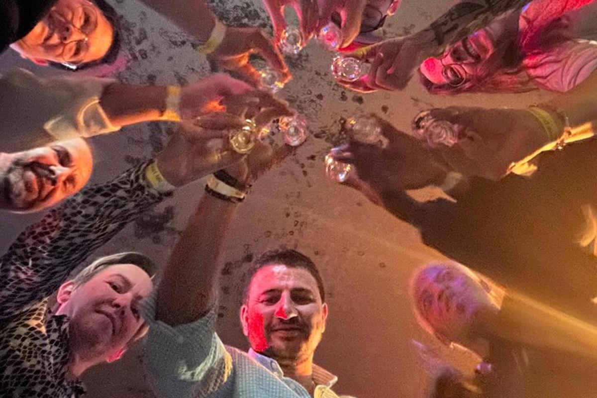 eine Gruppe von Menschen hält Weingläser hoch