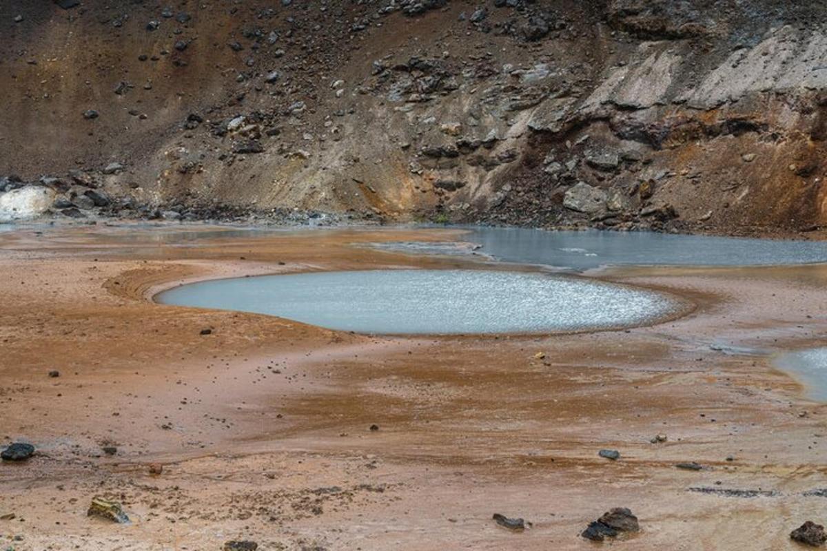 kolam kecil air di pantai berpasir