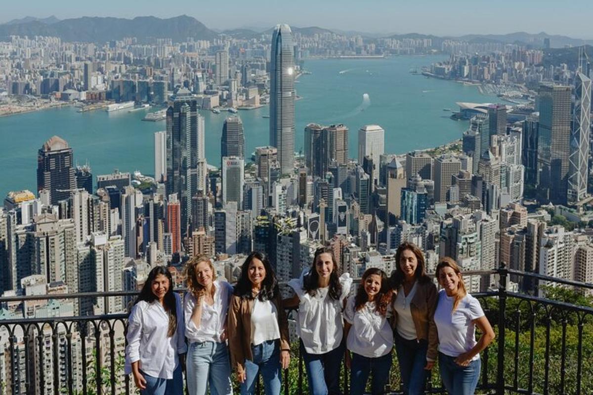 um grupo de pessoas em pé em frente a uma cidade
