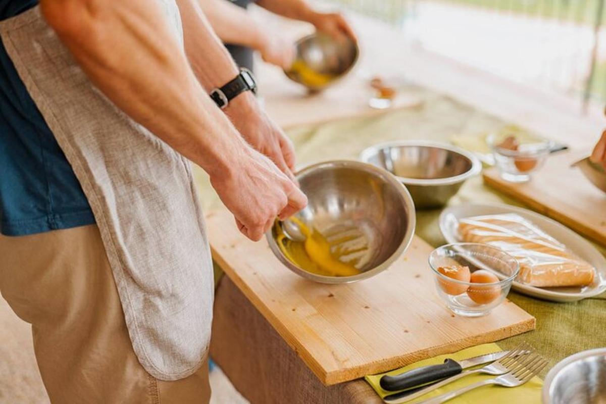 Muž míchá ingredience v misce na prkénku