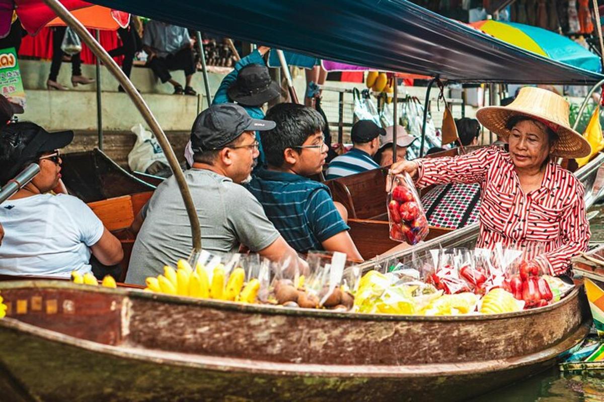 un gruppo di persone su una barca con del cibo a bordo