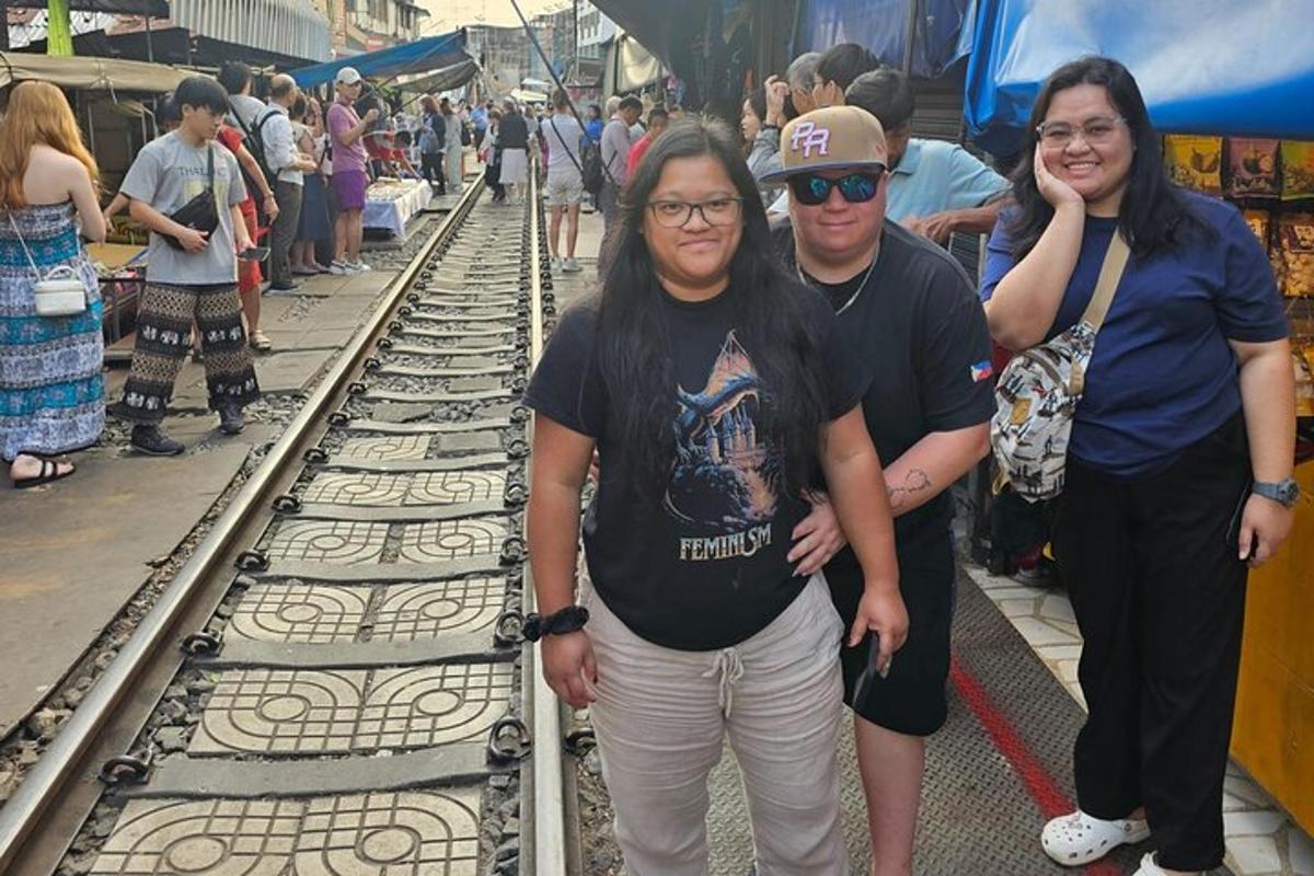 un uomo e una donna in piedi sui binari di un treno