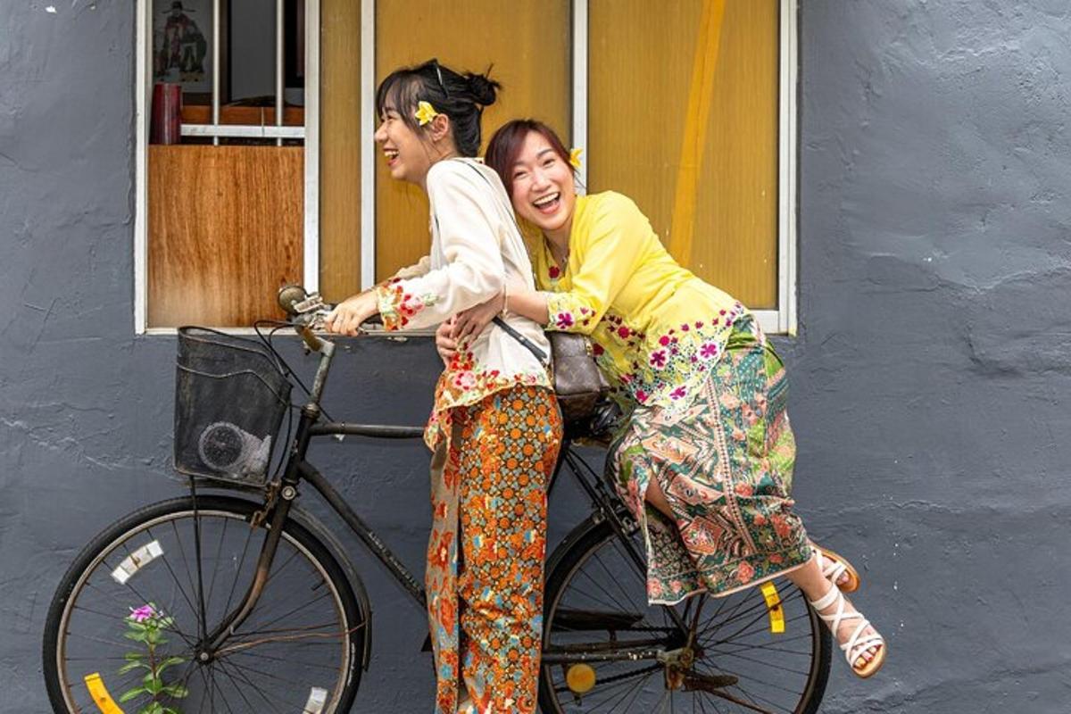 二人の女性が自転車に乗っている