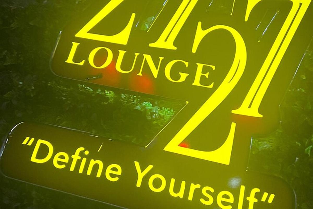 neonový nápis s nápisem la louisedefine yourself