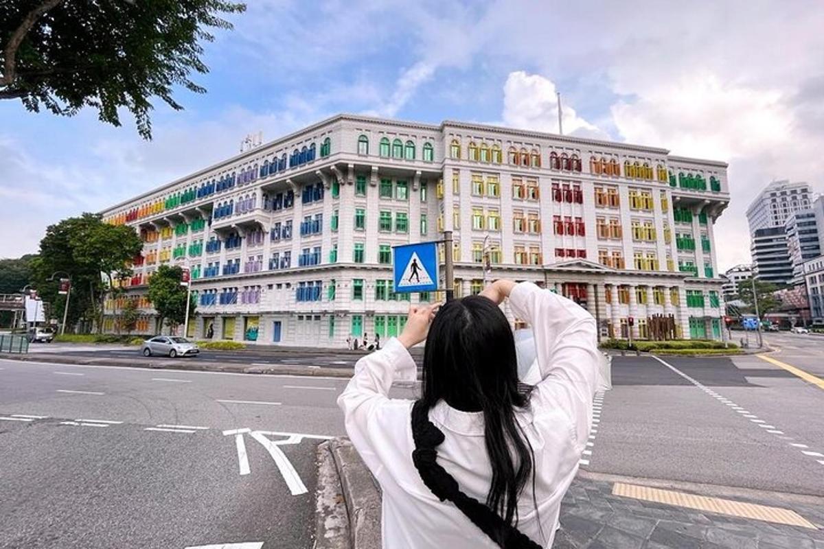 uma mulher segurando uma placa em frente a um prédio