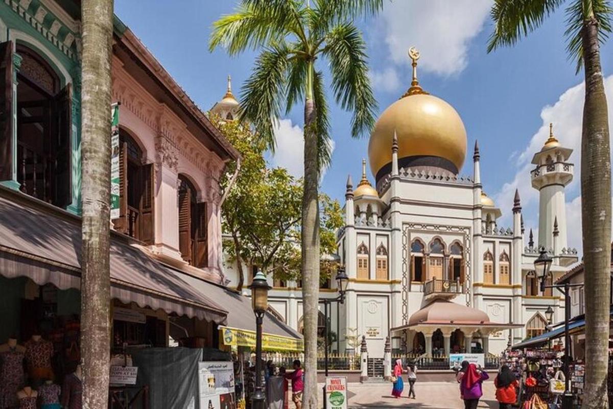 um edifício com uma cúpula dourada no topo