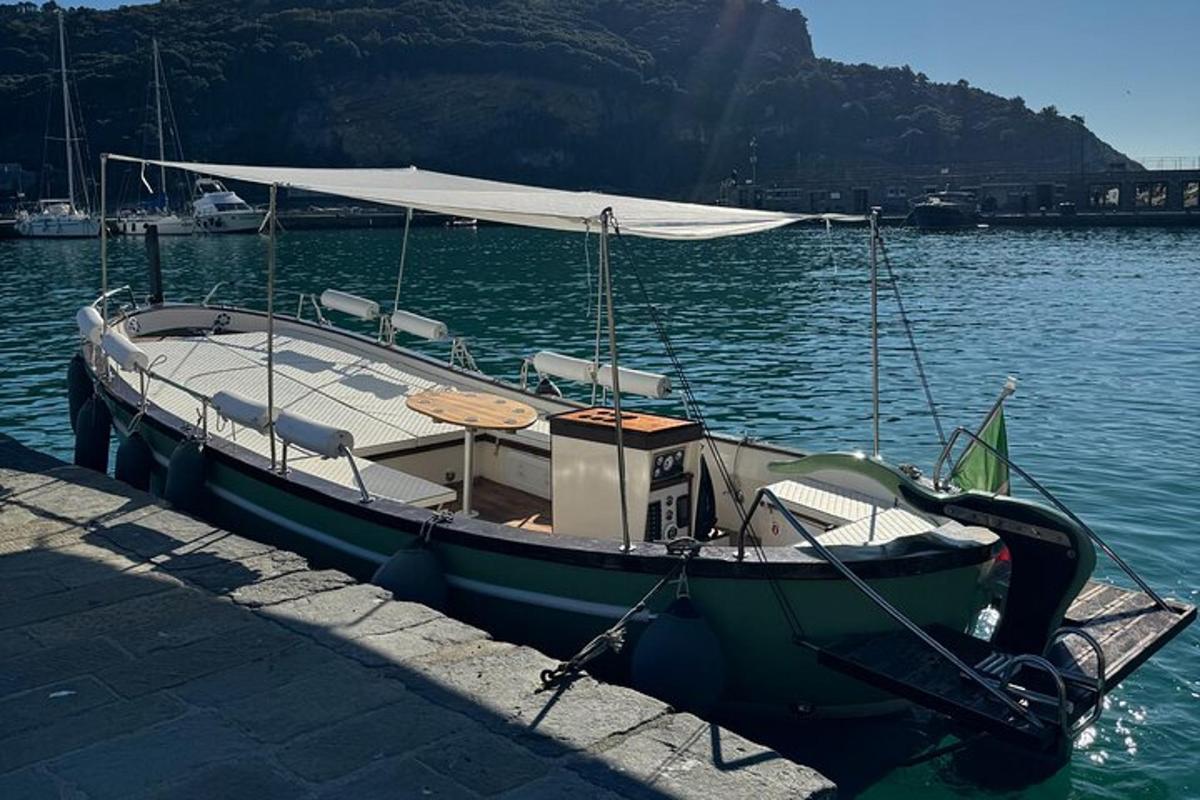 ein Boot liegt an einem Dock im Wasser