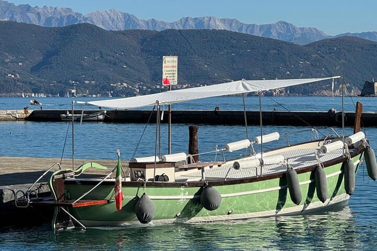 ein grünes Boot liegt im Wasser