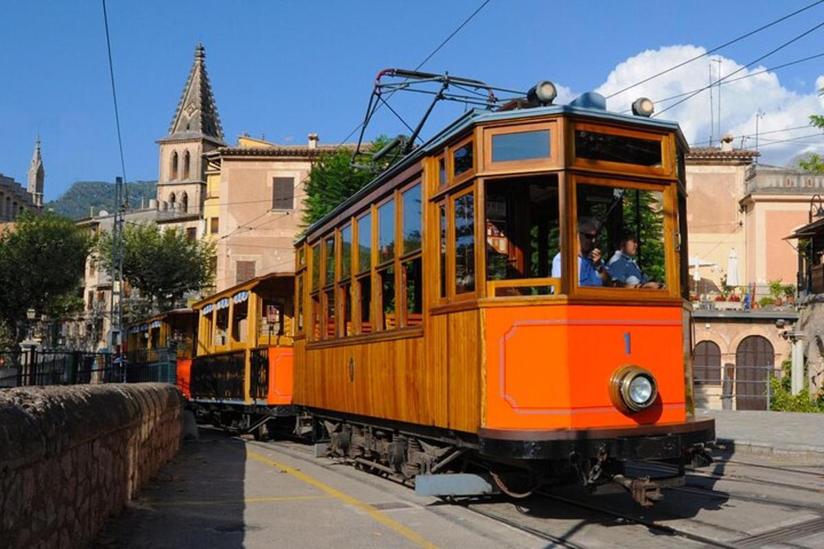 oranžový tramvaj jedoucí po ulici