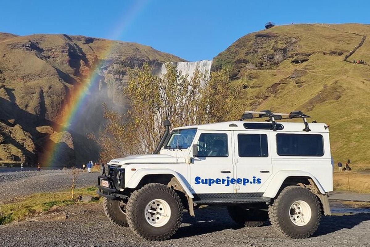valge veoauto pargitud teele, taustal vikerkaar