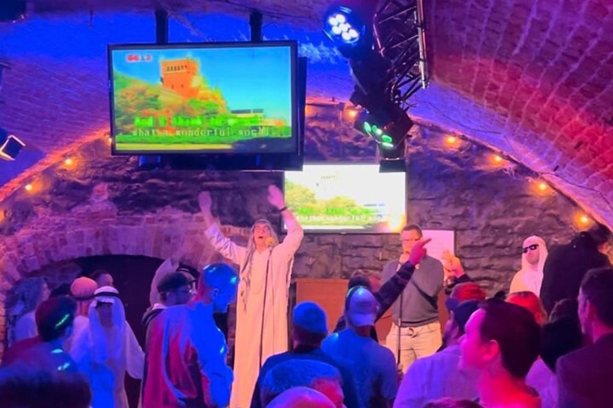 una folla di persone che guardano un videogioco su un palco