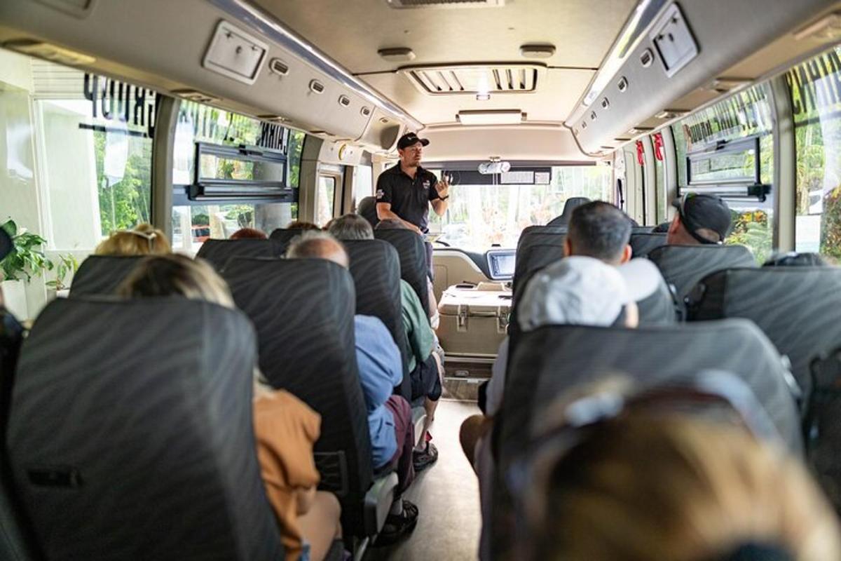 skupina lidí sedících v autobuse
