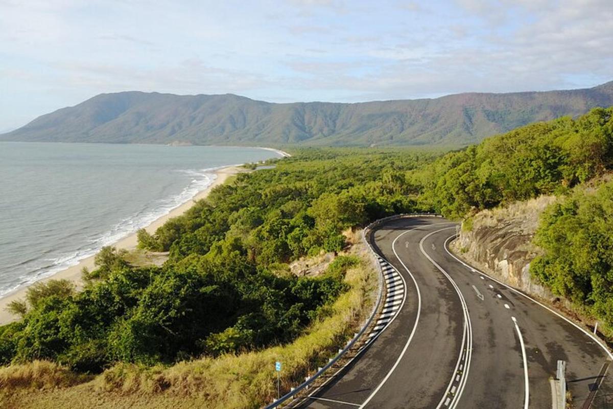 jalan kosong di sebelah pantai dan lautan