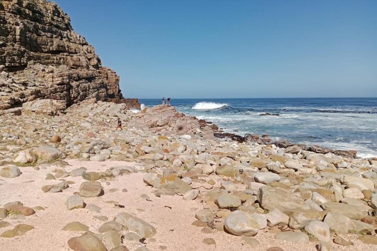 um grupo de rochas em uma praia perto do oceano