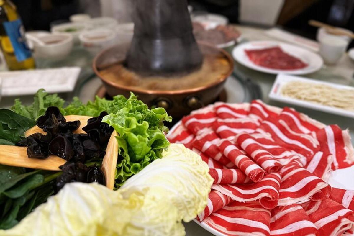 un piatto di cibo con carne e verdure su un tavolo