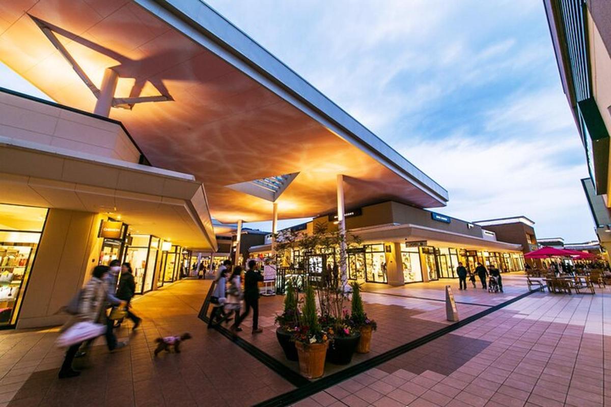 un grup de persones caminant per un centre comercial