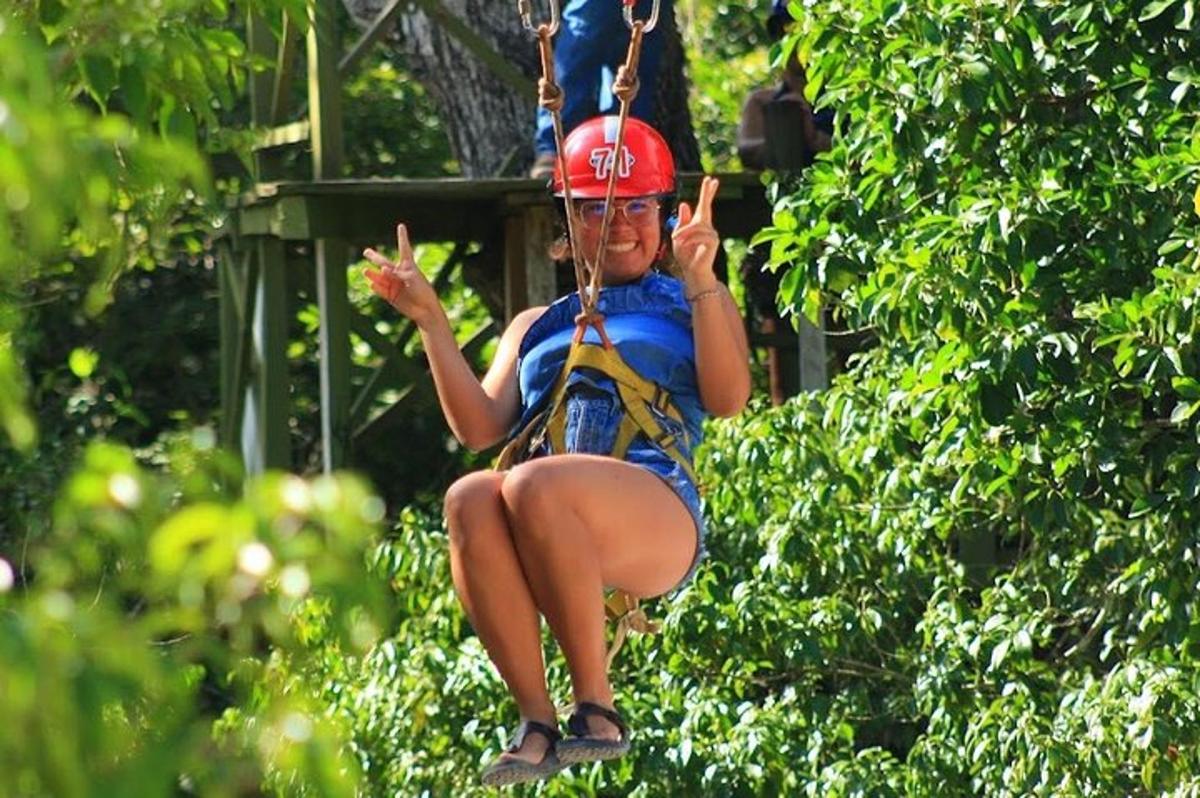 moteris sėdi ant zipline