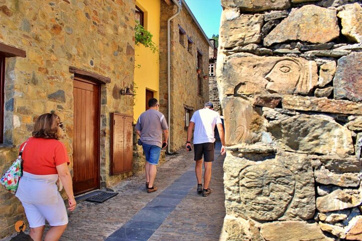 um grupo de pessoas caminhando por um beco de pedra