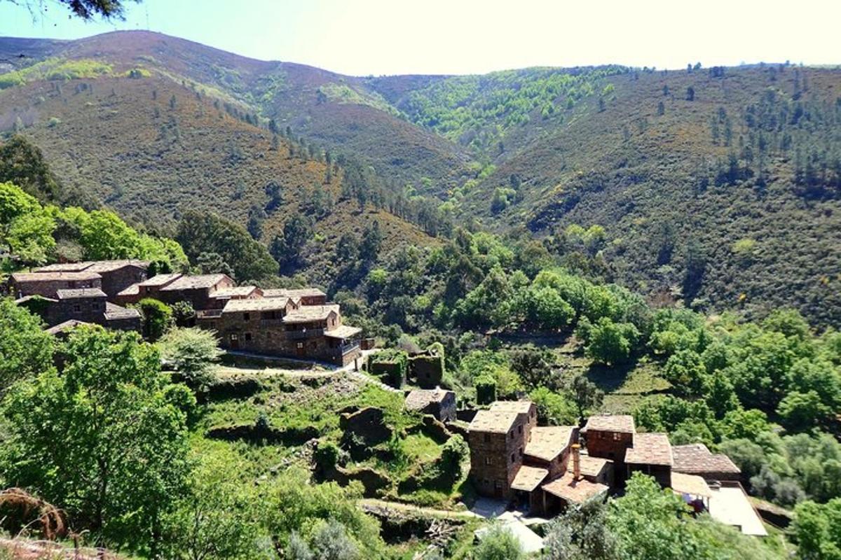 uma aldeia na encosta de uma montanha