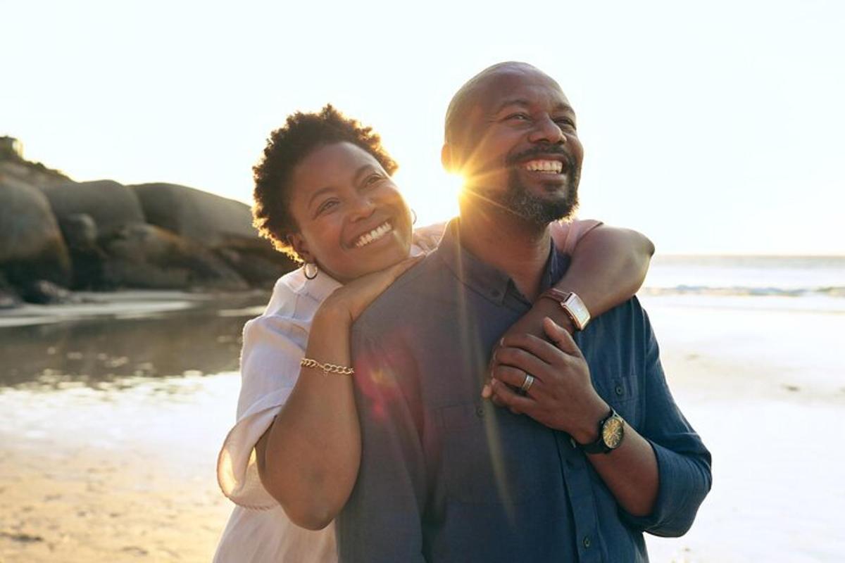 um homem e uma mulher em pé na praia