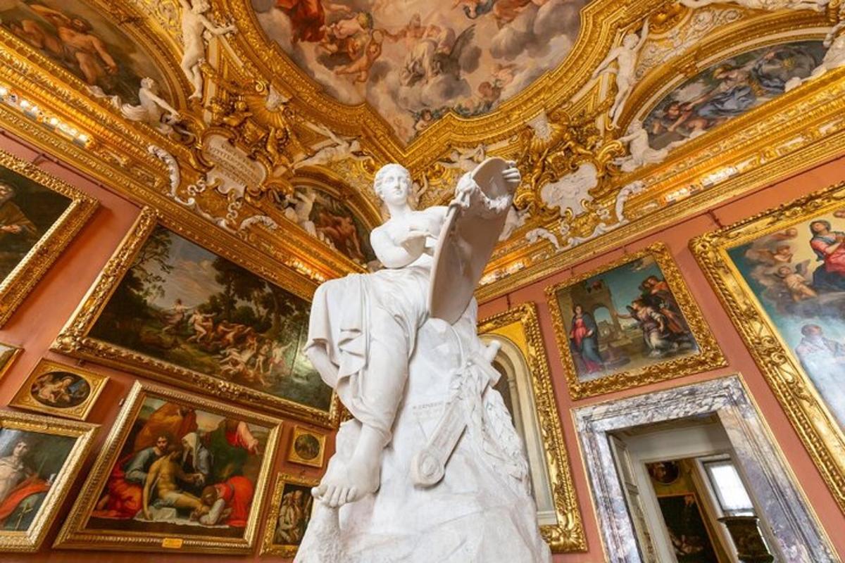una statua in una stanza con dipinti sui soffitti