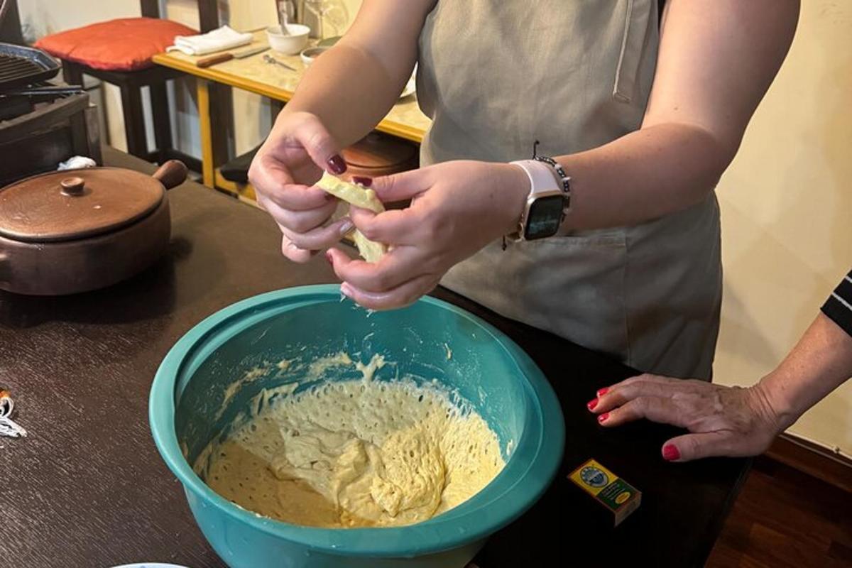 en kvinne blander ingredienser i en blå bolle
