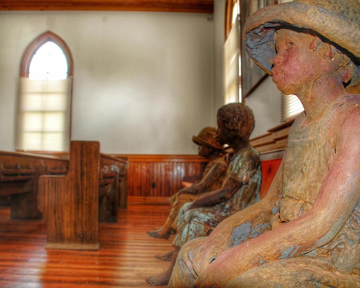 una statua di due persone sedute in una stanza