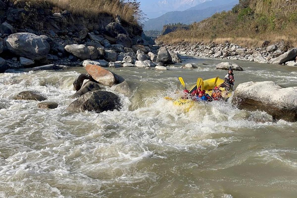 un gruppo di persone su una zattera in un fiume