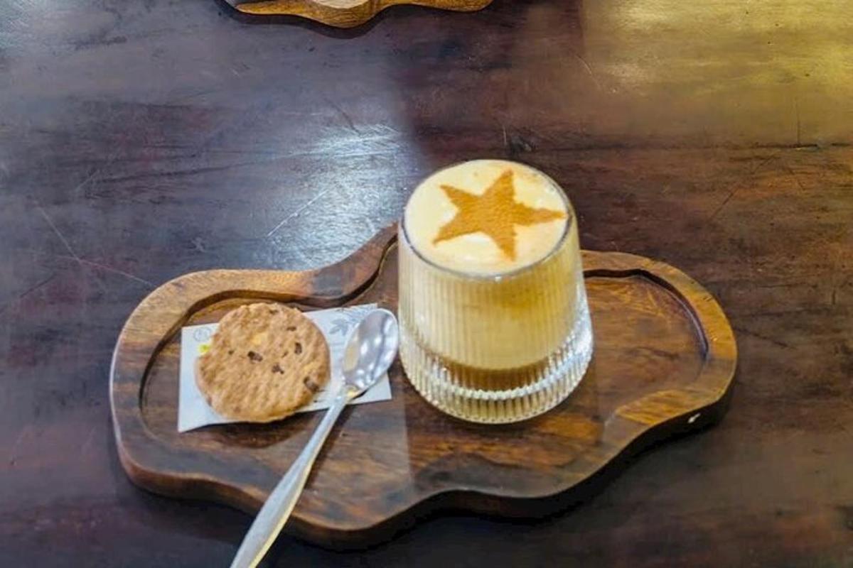una tazza di caffè e biscotti su un vassoio di legno
