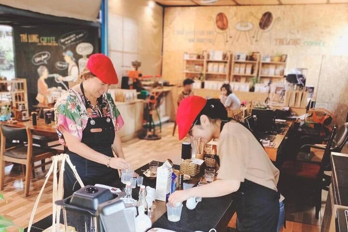 hai người phụ nữ đứng ở một cái bàn trong một nhà hàng