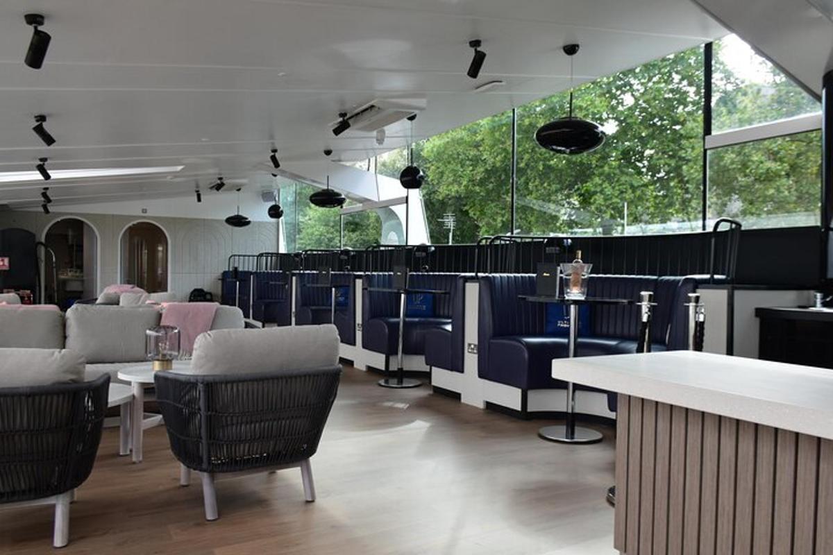 um restaurante com cadeiras, mesas e janelas azuis