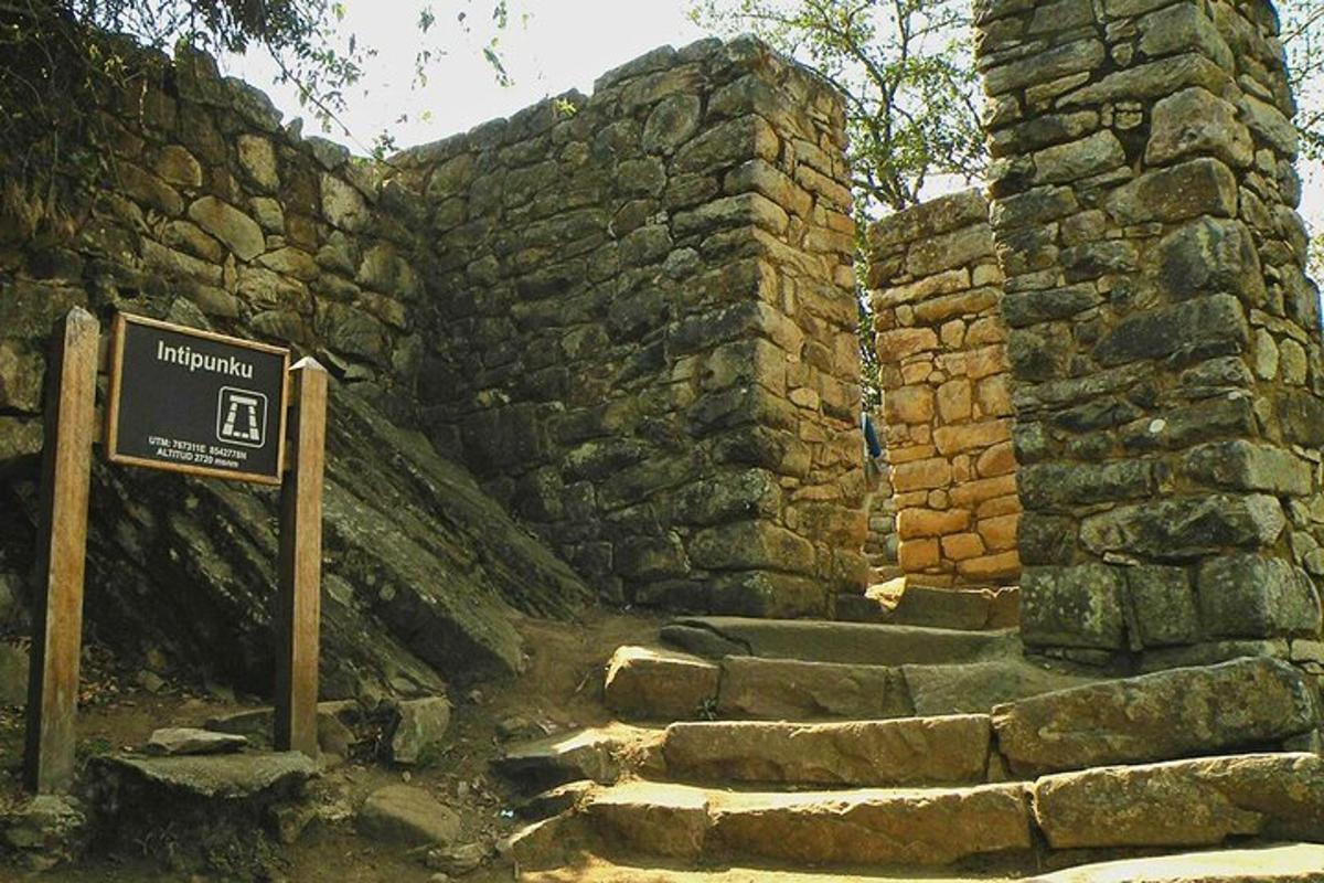 un mur de pedra amb un rètol al davant