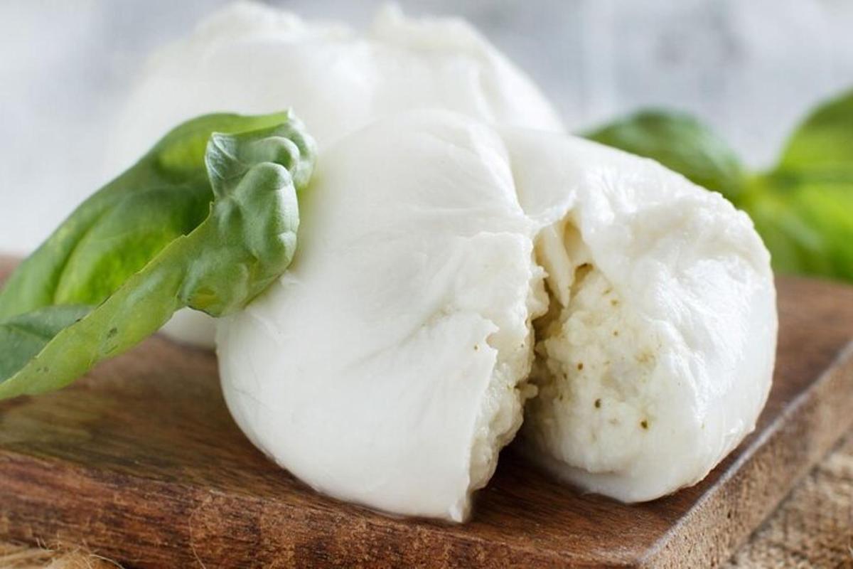 eine Nahaufnahme von einem weißen Knoblauch auf einem Schneidebrett