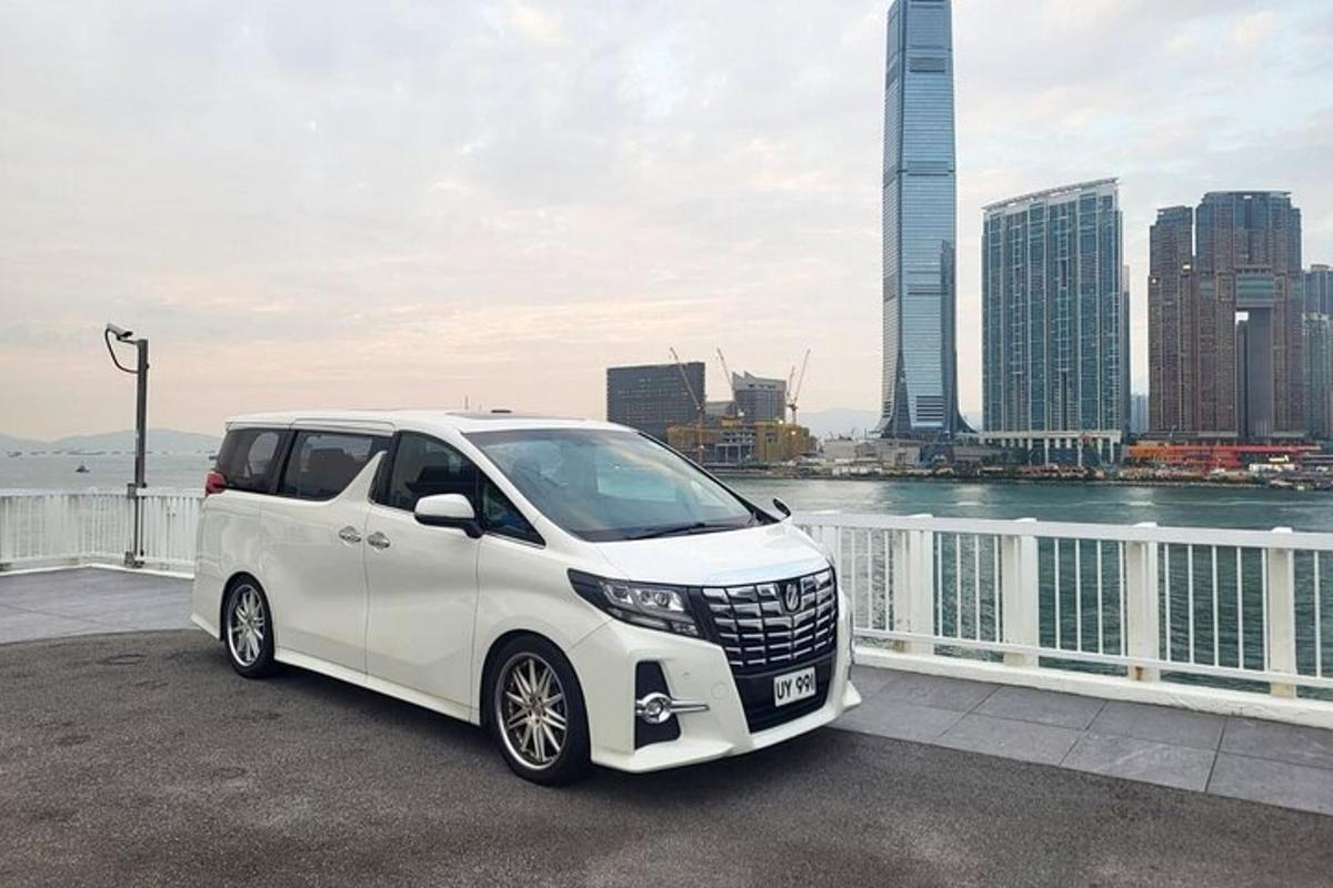 ein weißes Auto, das vor einer Stadt geparkt ist