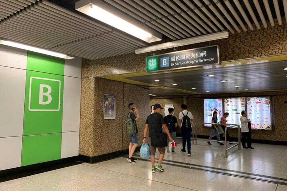 un grup de persones dempeus al vestíbul d'un aeroport