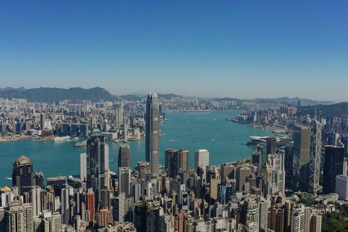 una vista aerea di una grande città con edifici