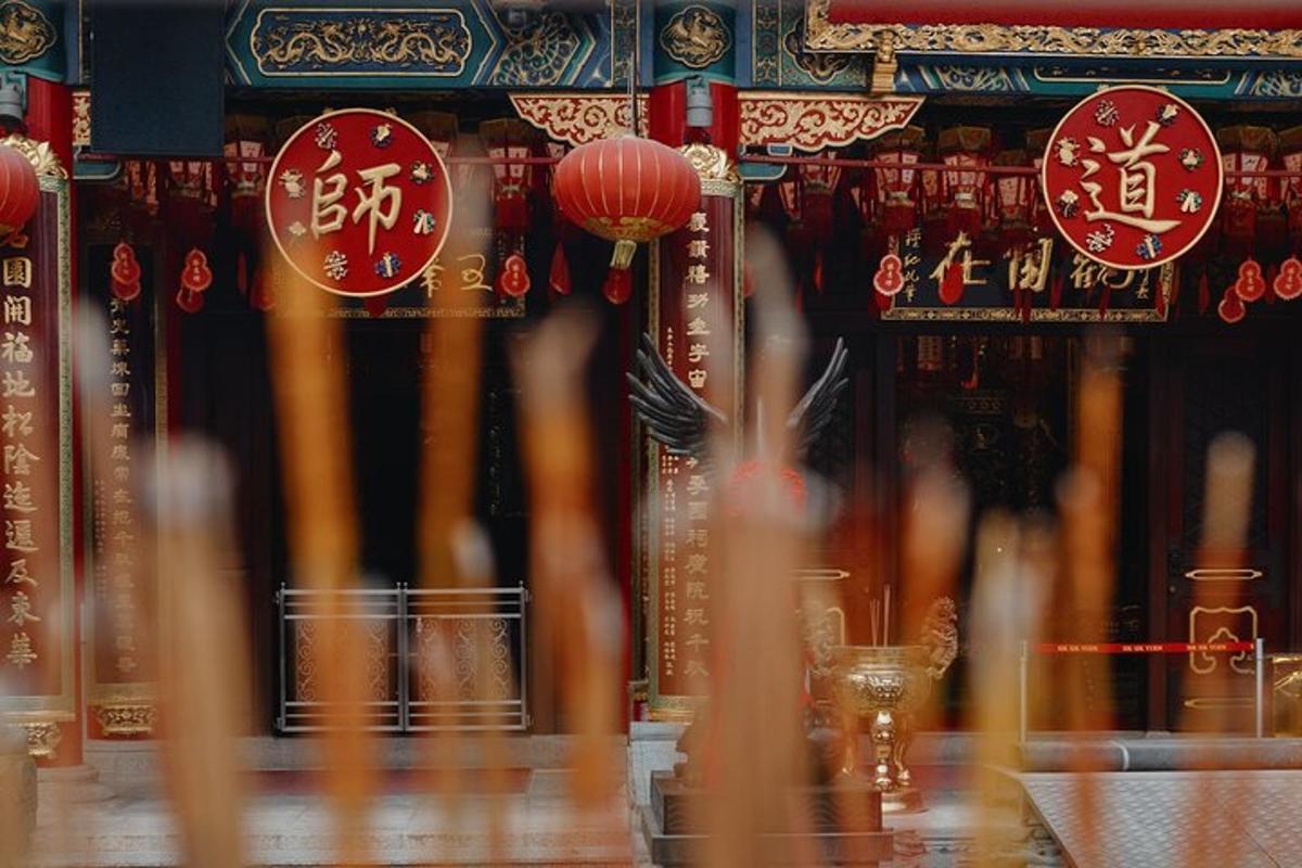 un ristorante con insegne e candele rosse e dorate