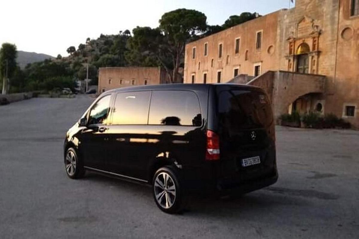Una camioneta negra está estacionada en un estacionamiento