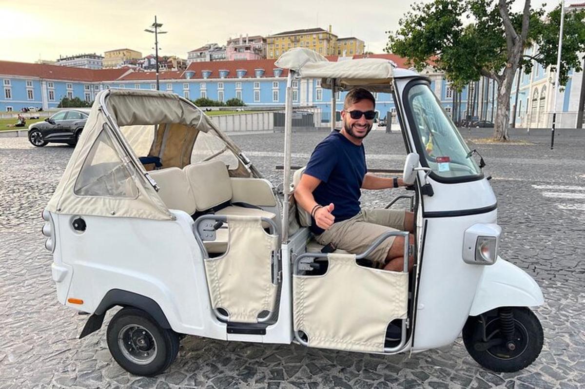 muž sedící v malém bílém golfovém vozíku